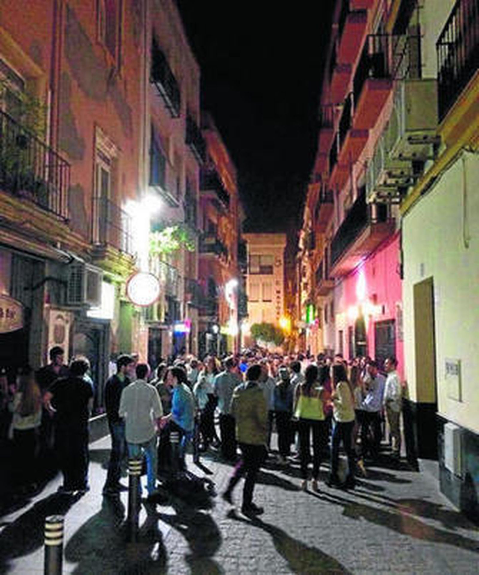 Jóvenes bebiendo a las puertas de los bares de Pérez Galdós.
