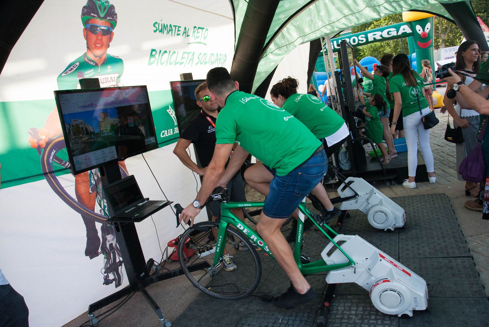 Un grupo de voluntarios subidos a las Bicicletas Solidarias de Caja Rural, que recaudó 1.485 euros para Cruz Roja.