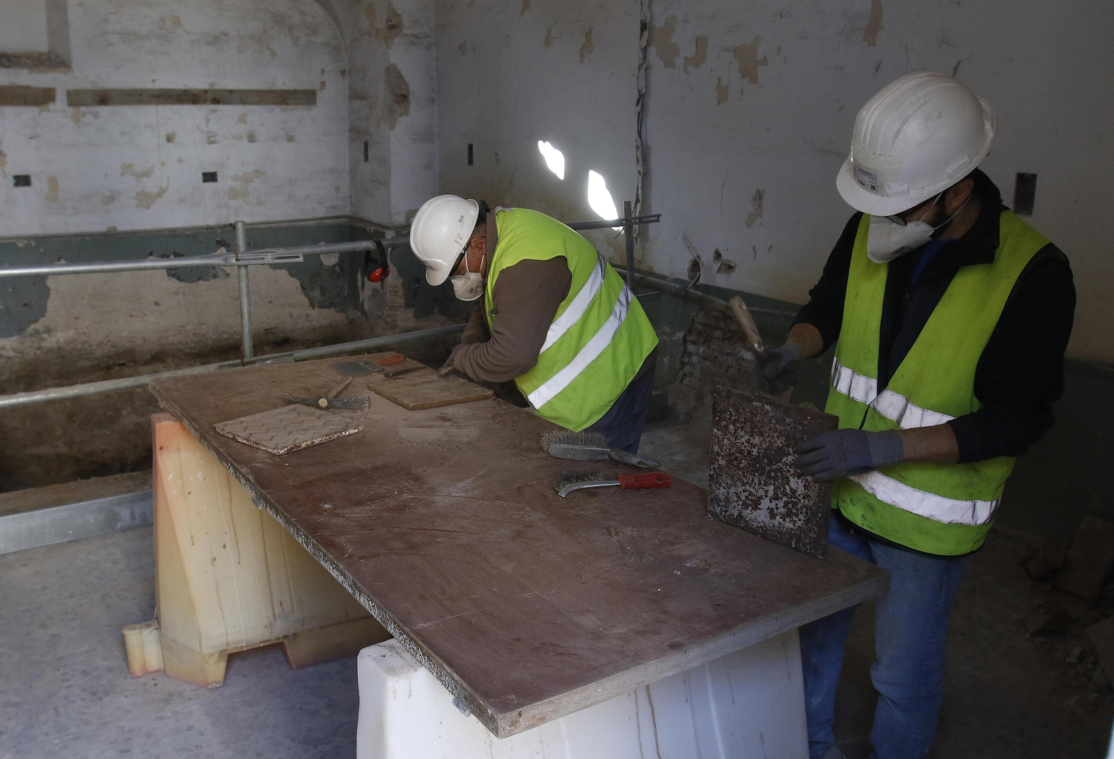 Dos operarios trabajan en una obra.