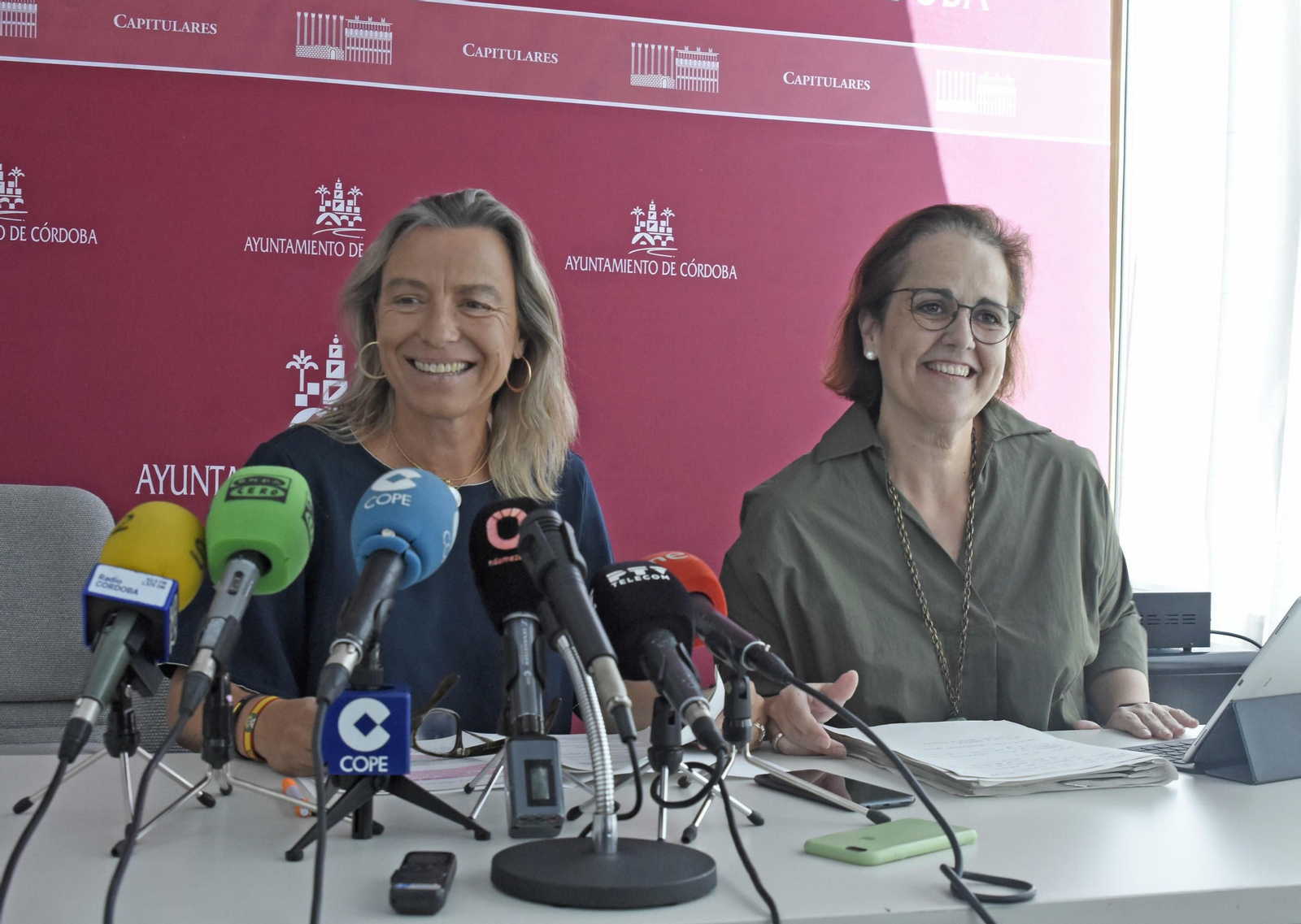 Isabel Albás y Blanca Torrent, en la sala de prensa del Ayuntamiento.