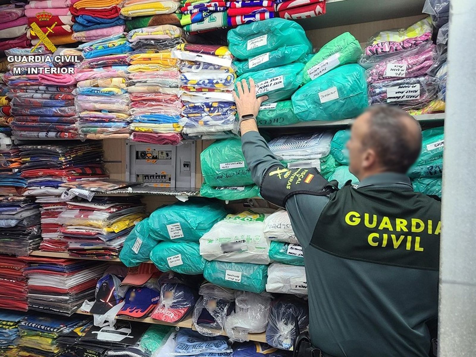 Imagen de archivo de una incautación de productos falsos por parte de la Guardia Civil