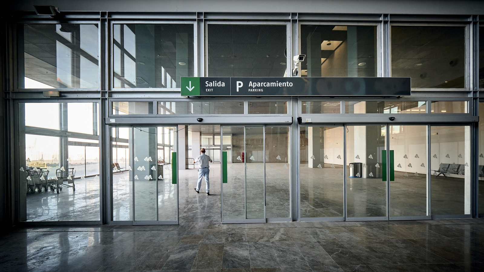 Interior del vestíbulo de la estación de Adif de Cádiz.