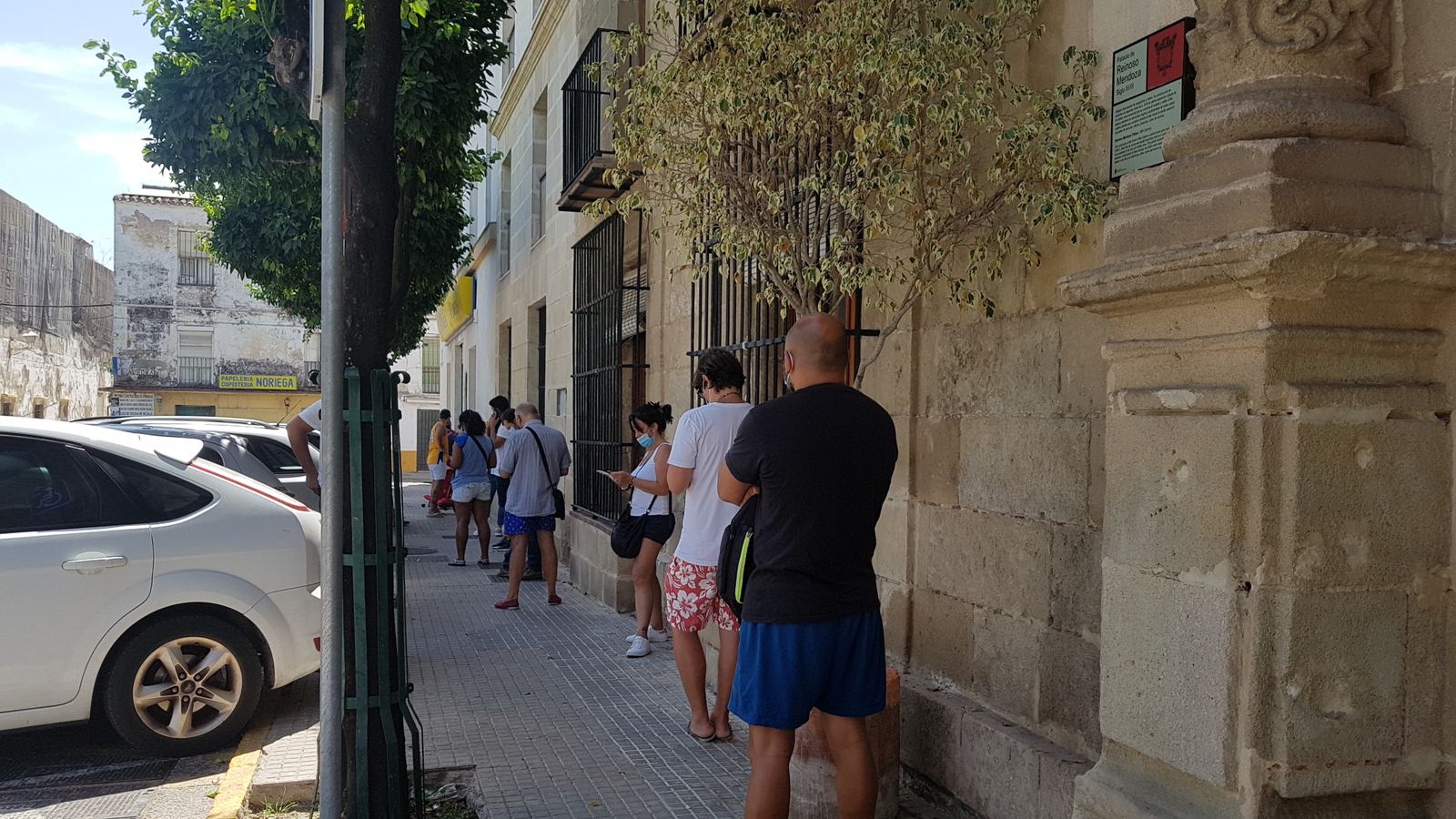 Colas en la oficina de Correos de El Puerto, situada junto a la Plaza del Polvorista.