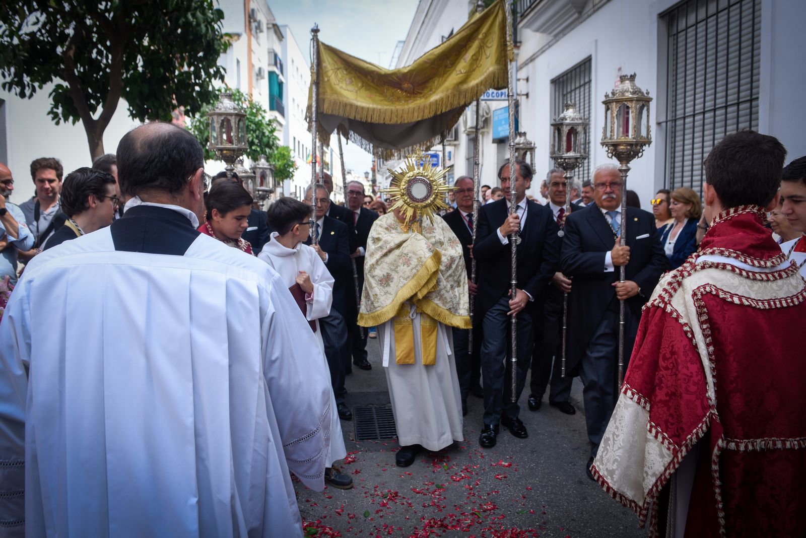 La procesión eucarística de la Parroquia de San Lorenzo, en imágenes