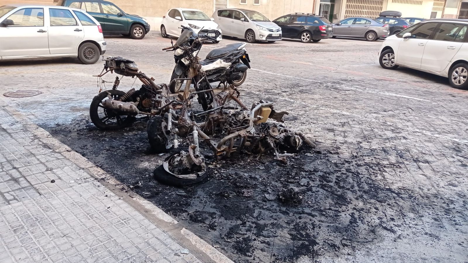 Así han quedado las motos que han ardido en Ramón Solís