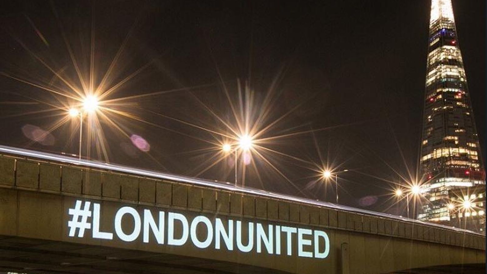 Proyección de #LondonUnited en homenaje a las víctimas.