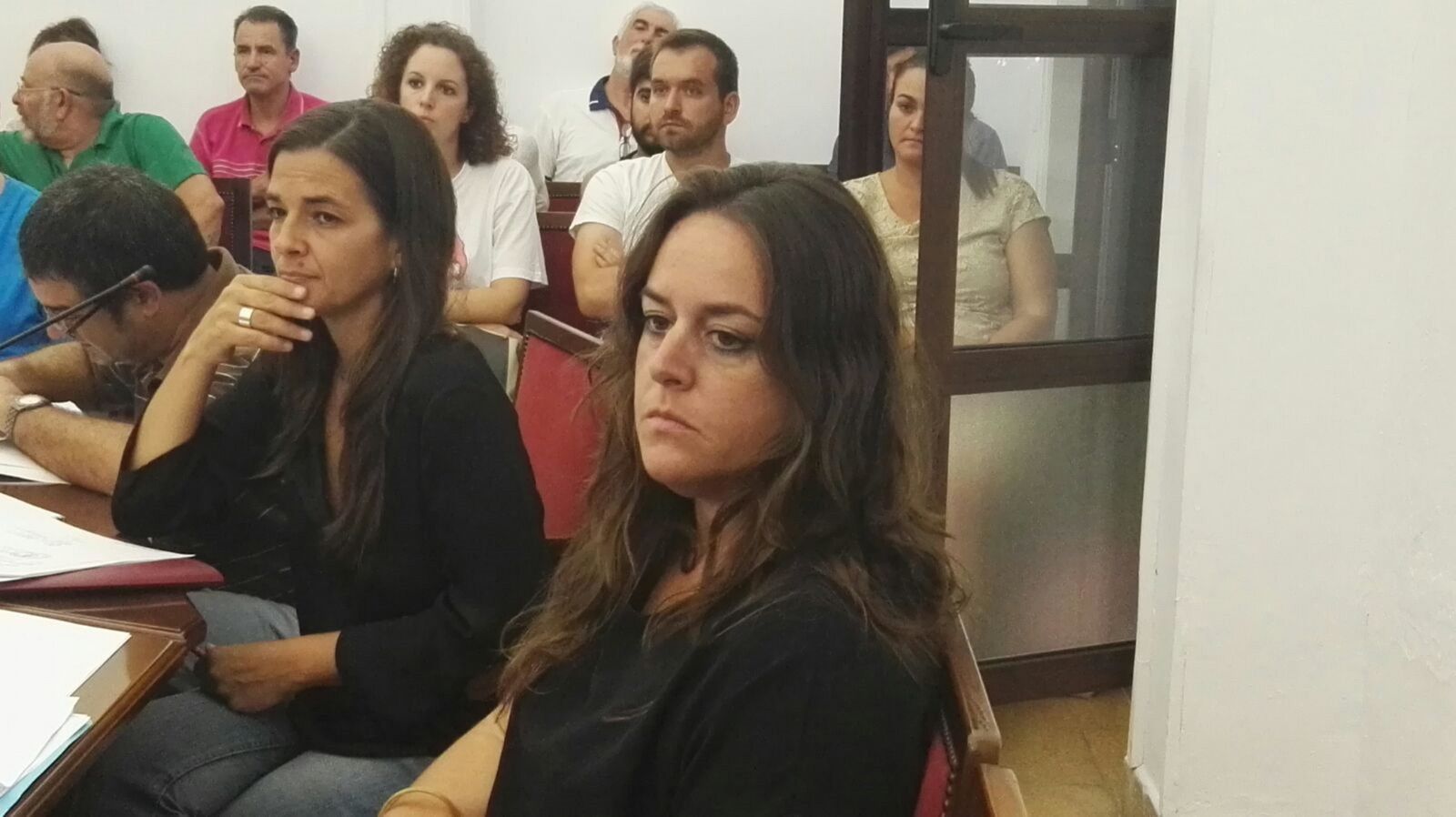 Las dos ediles no adscritas, Estela Ortigosa y María José Corrales en uno de los plenos del Ayuntamiento.