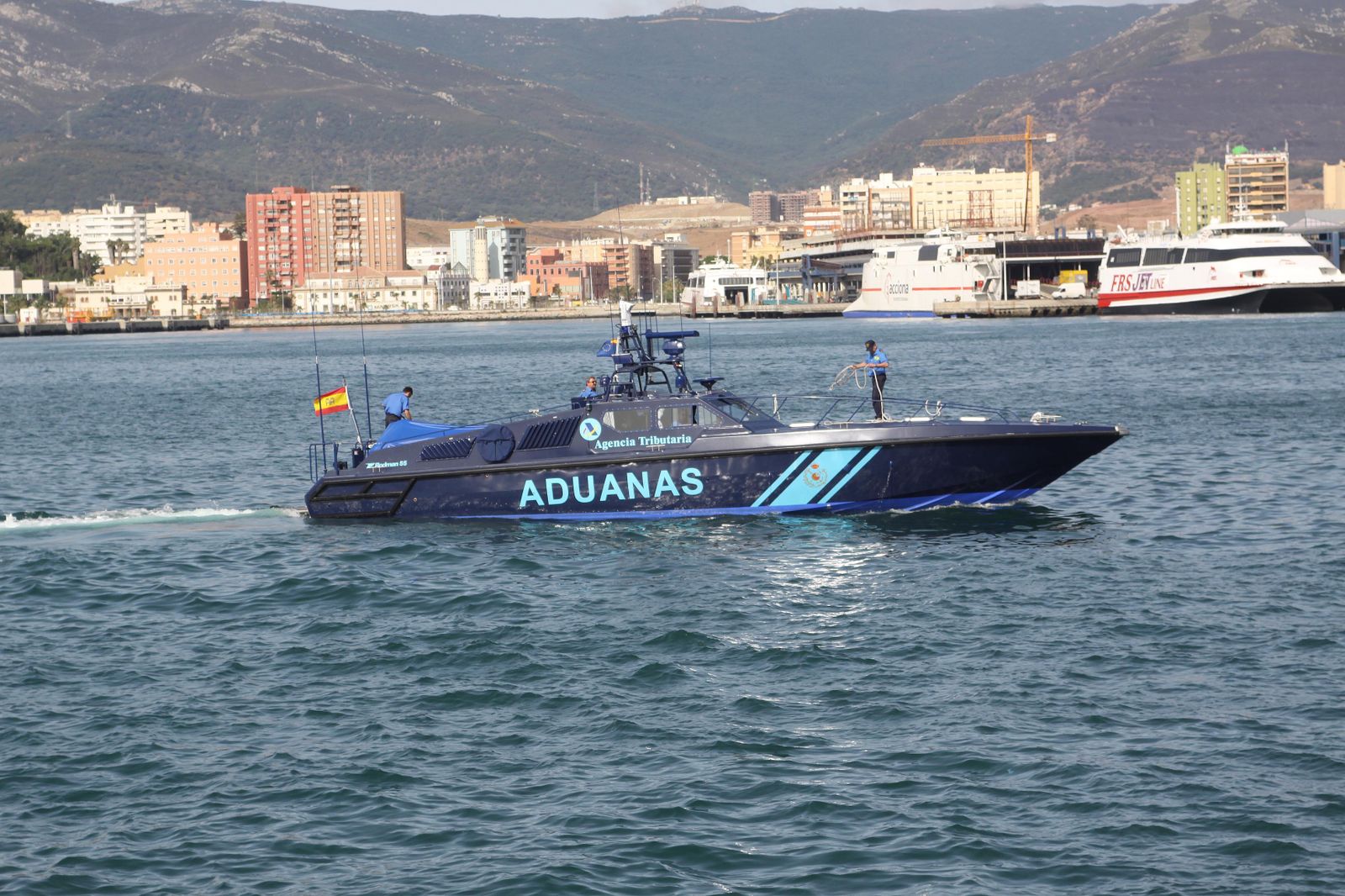 Dos narcos heridos y otros dos detenidos tras la explosión de una lancha cuando era perseguida por Vigilancia Aduanera