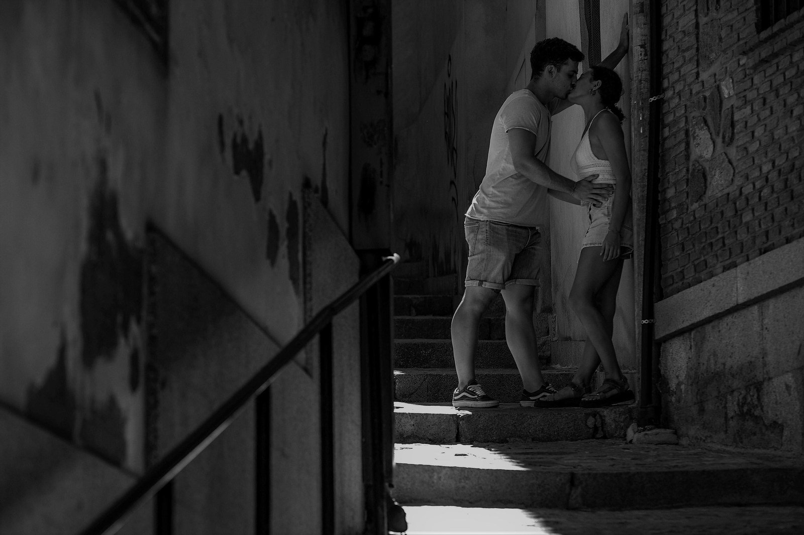 Una pareja besándose en un callejón