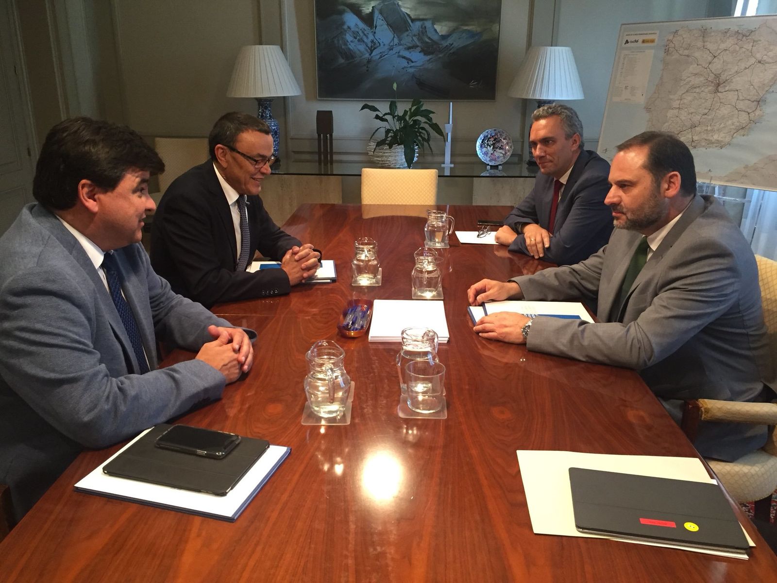 Reunión en Fomento de Gabriel Cruz e Ignacio Caraballo con el ministro de Fomento, José Luis Ábalos.