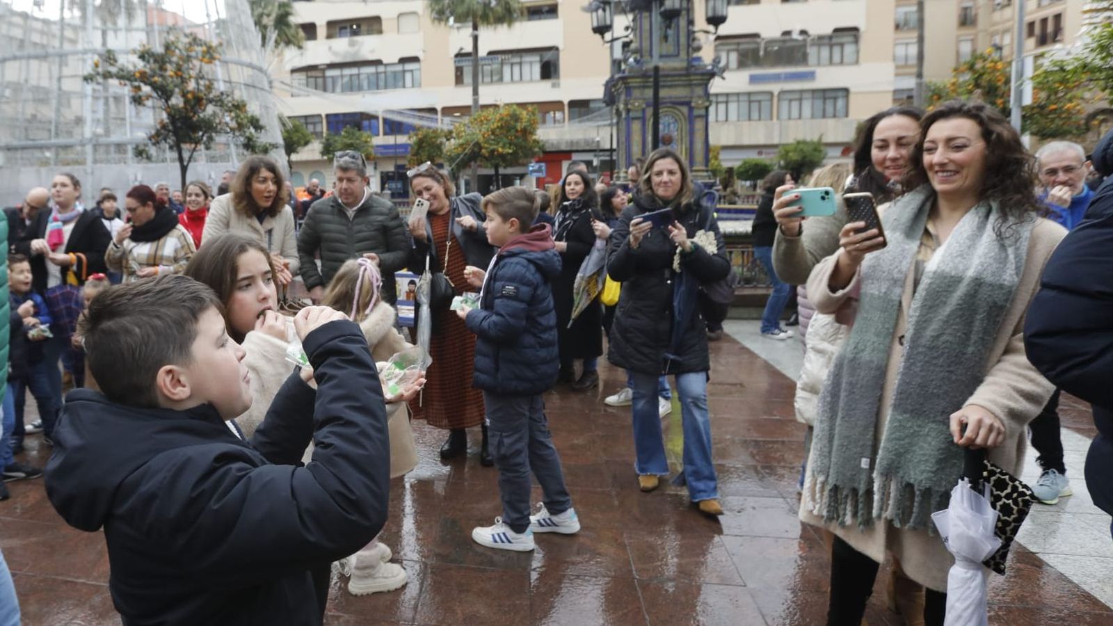 El mal tiempo obliga a suspender las campanadas para niños en la Plaza Alta.
