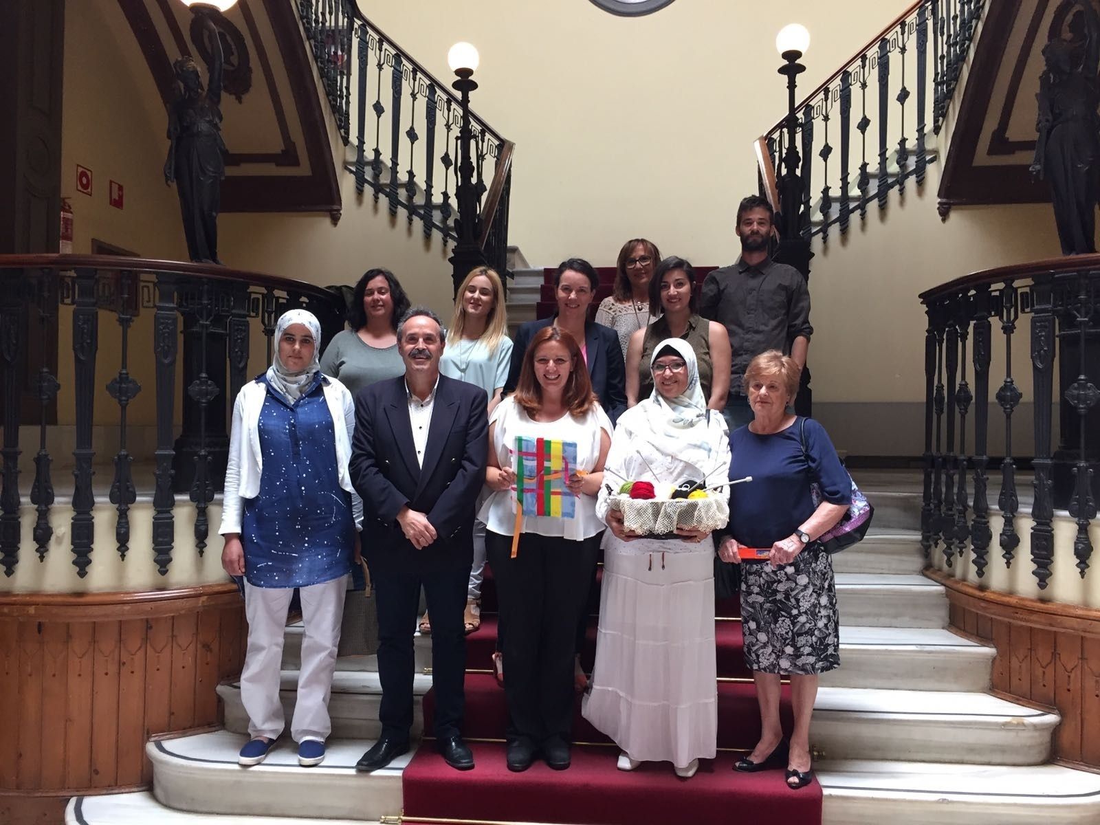 Alfredo Valdivia junto a Beba Pérez, Concha Torres y un grupo de mujeres de La Cañada y El Puche que participan en la exposición.