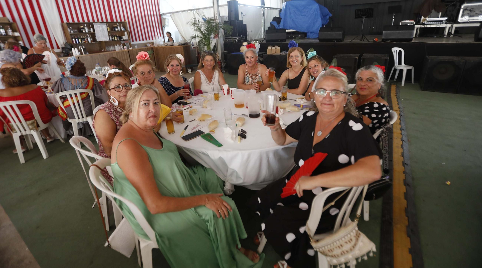 Las mujeres de San Roque disfrutan de su comida en la Feria Real