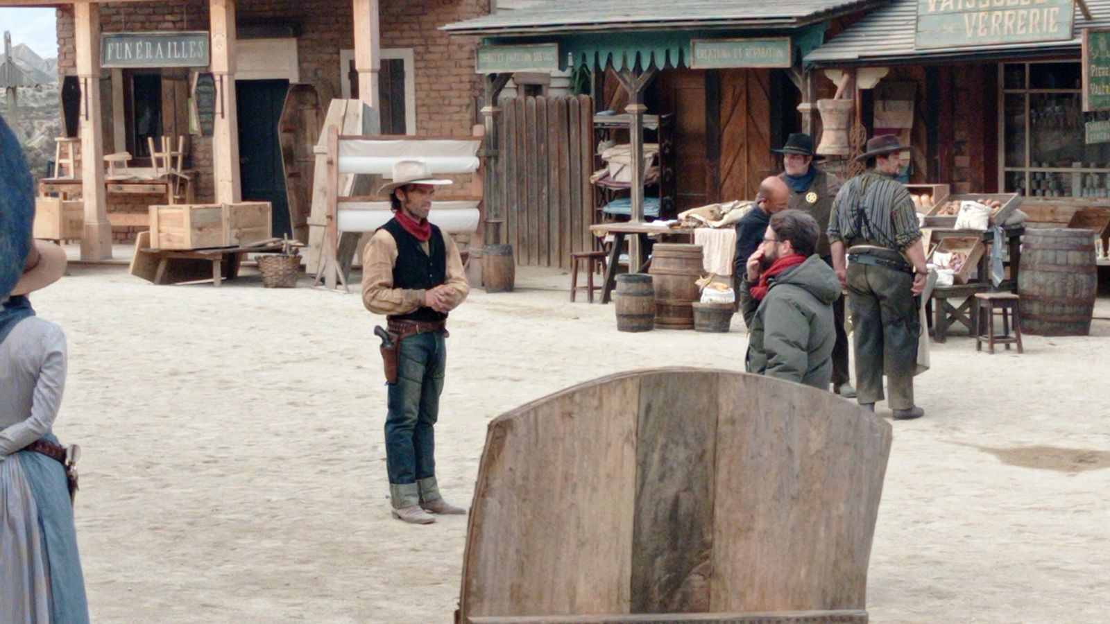 Alban Lenoir, el protagonista de la serie durante el rodaje en el MiniHollywood.