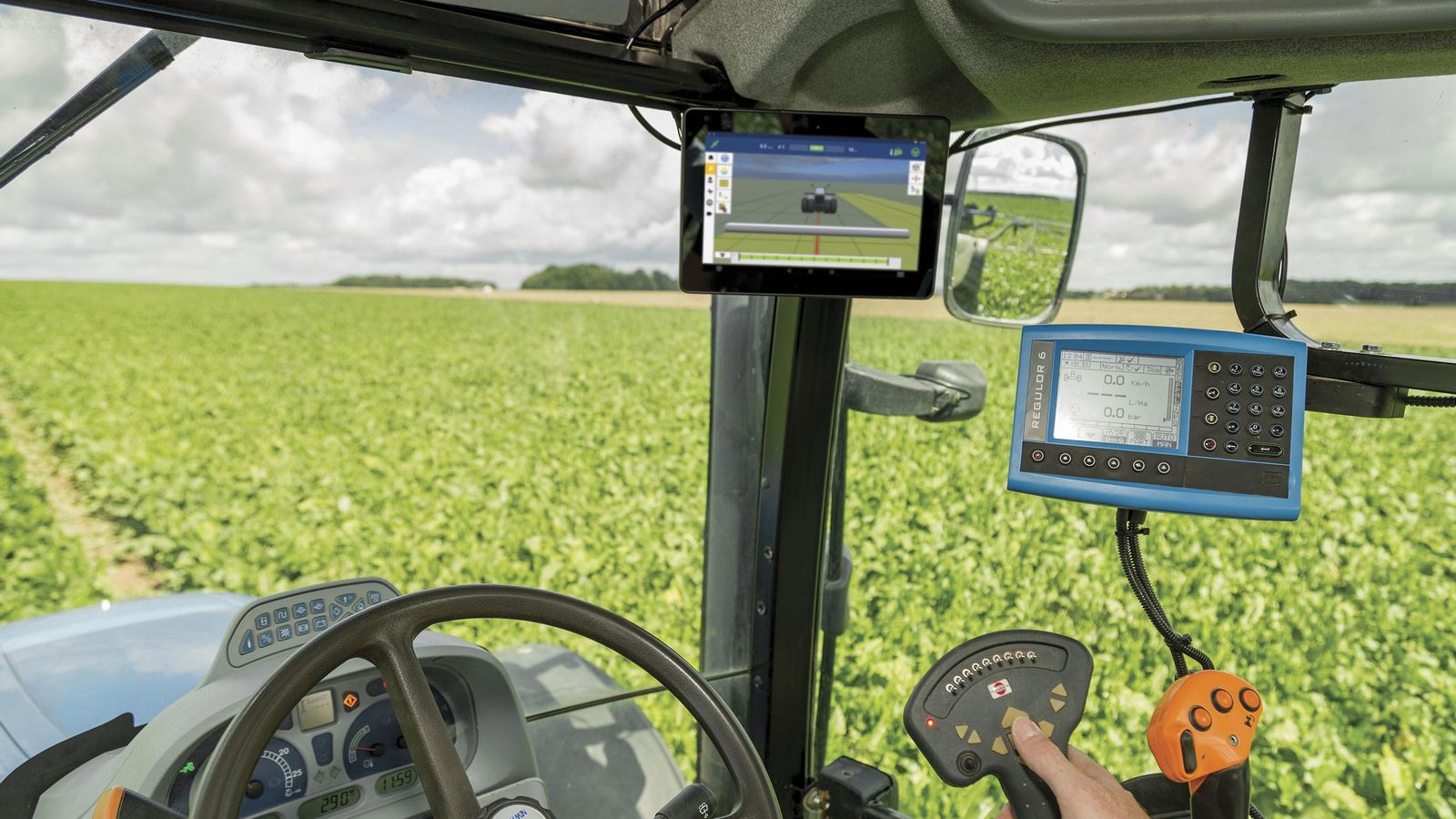 Tractor con dispositivos de precisión.