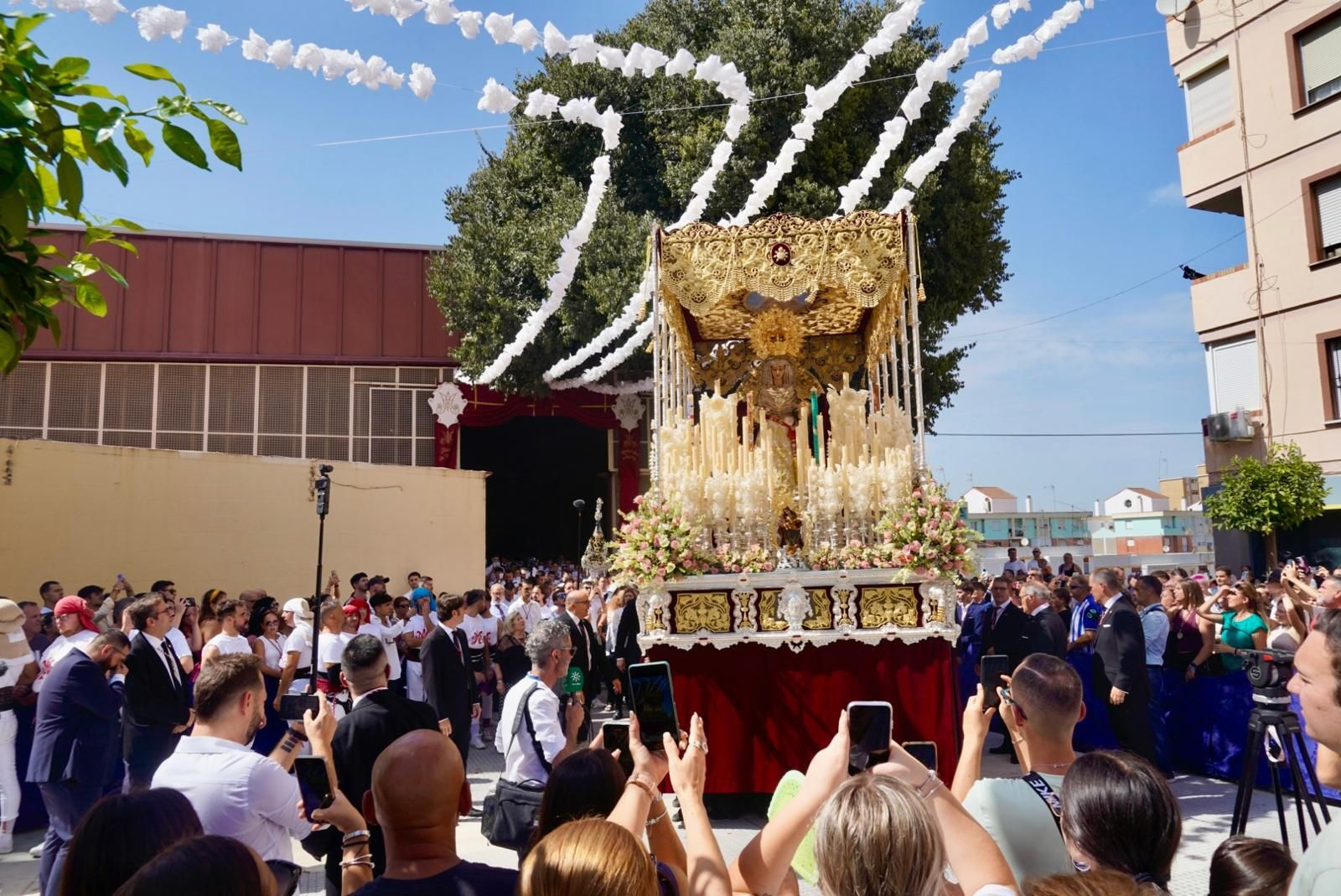 Imágenes de la salida de Nuestra Señora de los Dolores en la Magna Mariana de Huelva