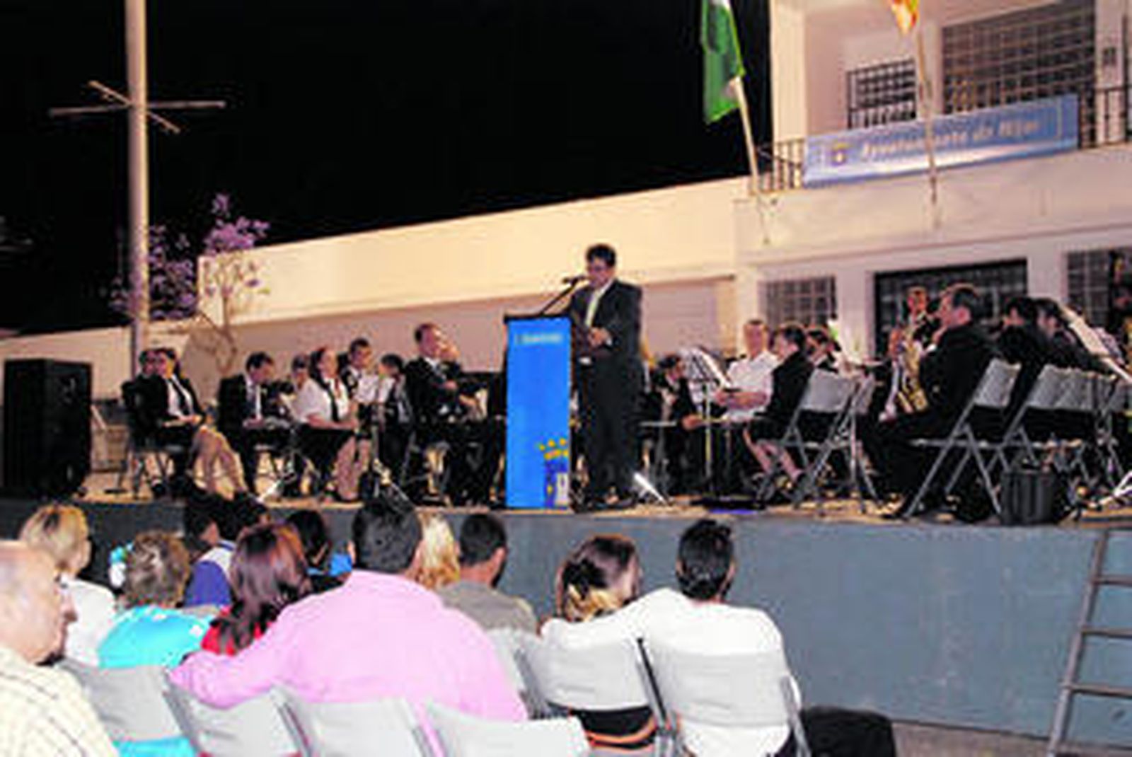 El alcalde de Níjar presentando a la banda de música nijareña.