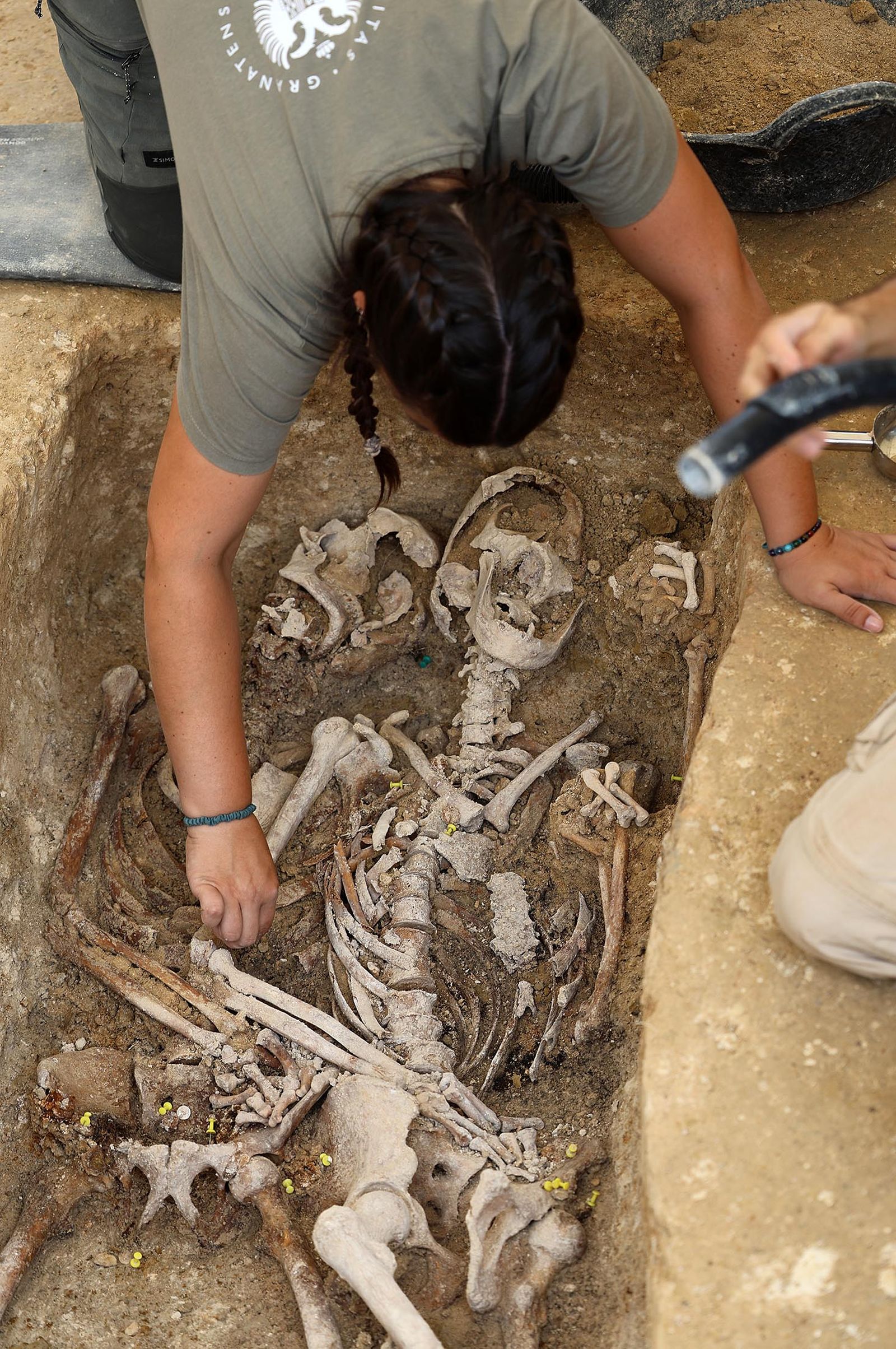 Imágenes de la visita a los trabajos de exhumación en las fosas comunes del Cementerio de La Soledad