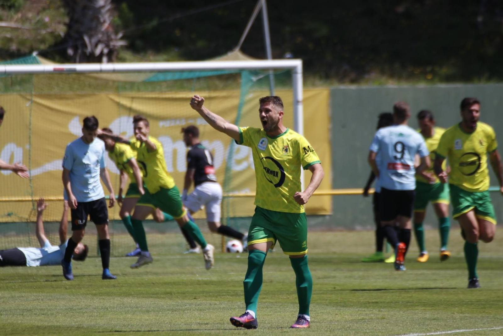 El gualdiverde Álex Vázquez celebra puño en alto el tanto de Bonaque.