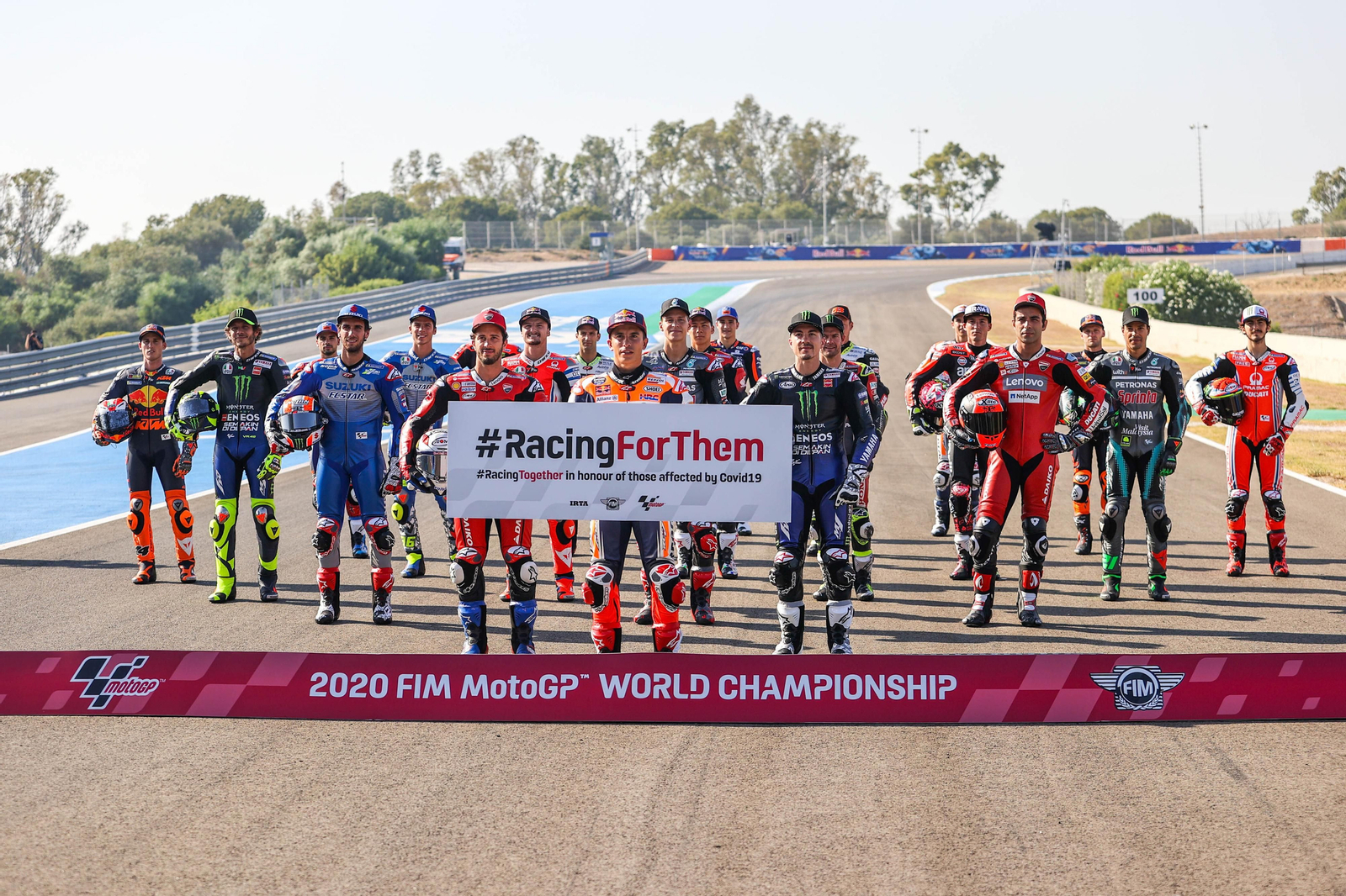 Foto de familia de los pilotos de MotoGP con un mensaje para las víctimas del COVID: "Corremos por ellos".
