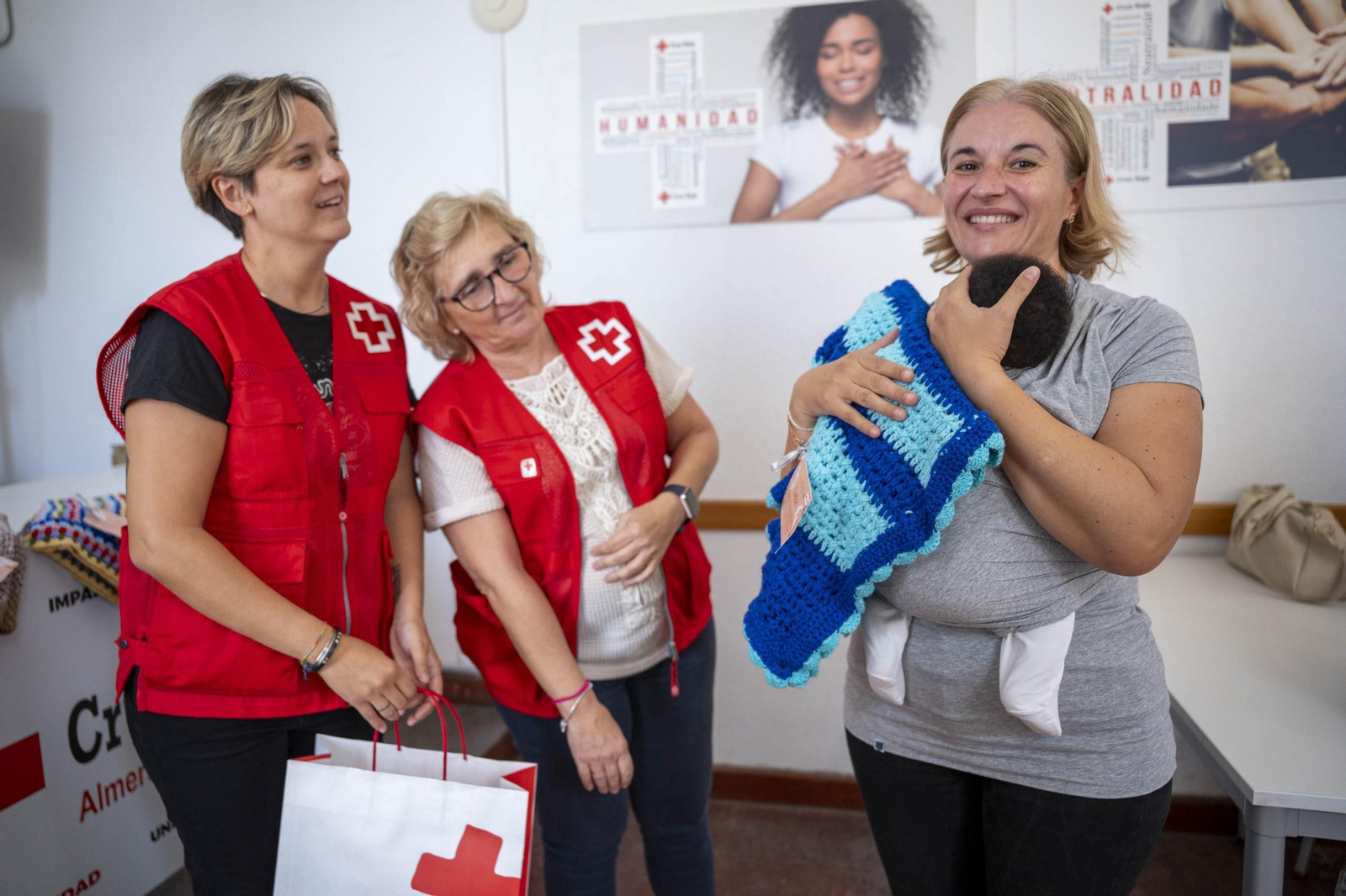 Cruz Roja realiza la entrega de mantitas solidarias a las familias de acogida