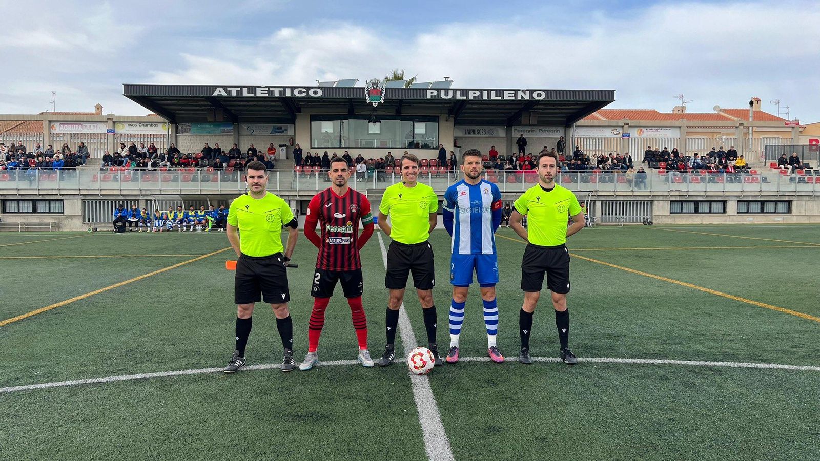 Los capitanes del Atlético Pulpileño y Lorca Deportiva posan con el trío arbitral antes del comienzo del encuentro.