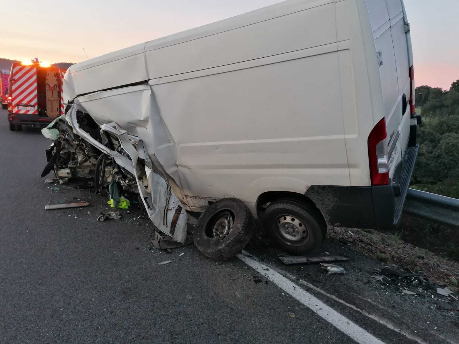 Aspecto en el que ha quedado la furgoneta tras el accidente.