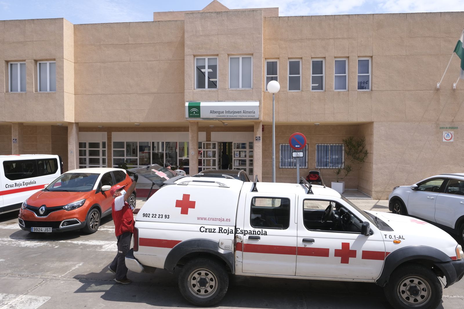 Llegada de Cruz Roja al albergue de El Zapillo la pasada semana.