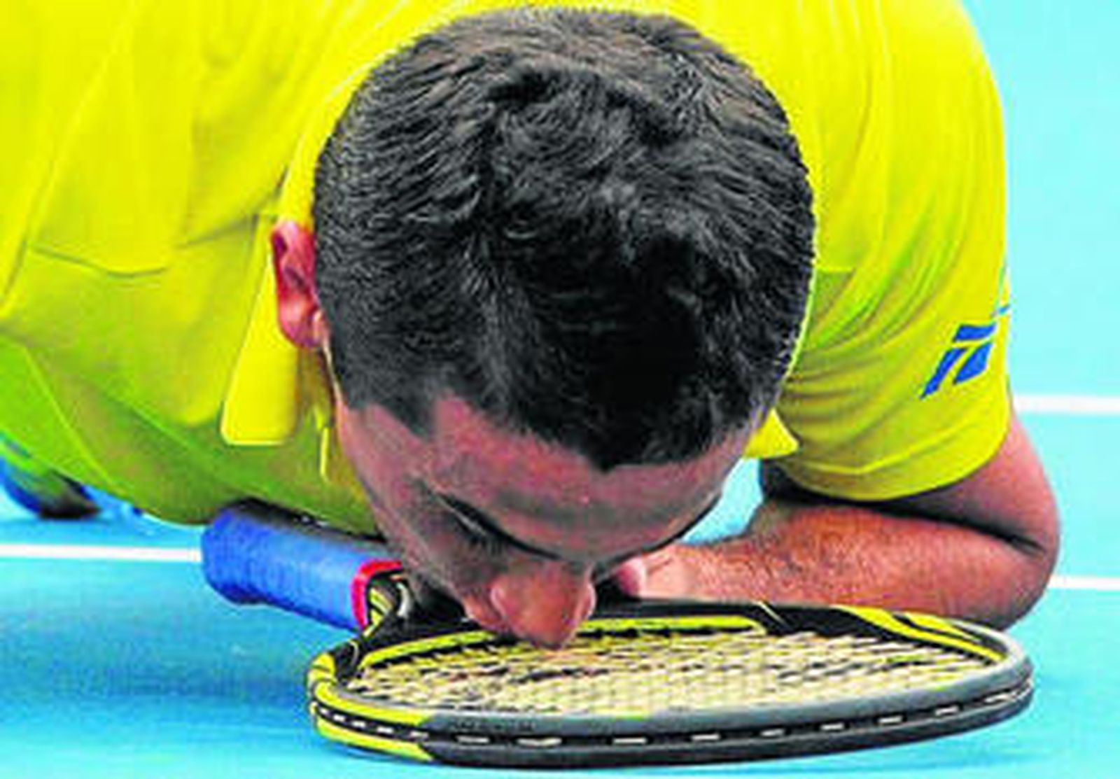 Nicolás Almagro besa su raqueta tras ganar a Wawrinka.