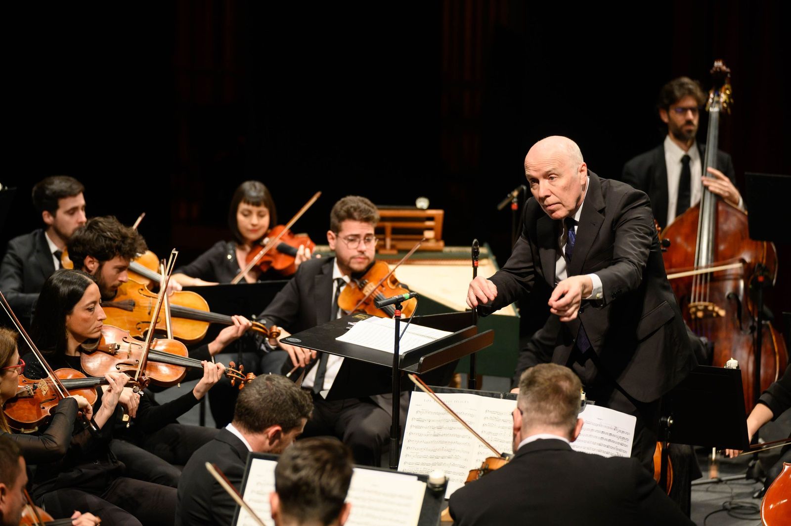 Michael Thomas dirigiendo a la OCAL en el Maestro Padilla.