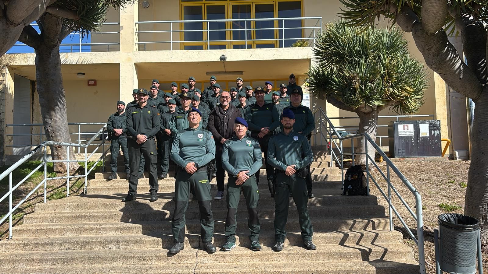Tomás Sampalo, con los agentes del curso de formación de la Guardia Civil en la piscina José Laguillo.