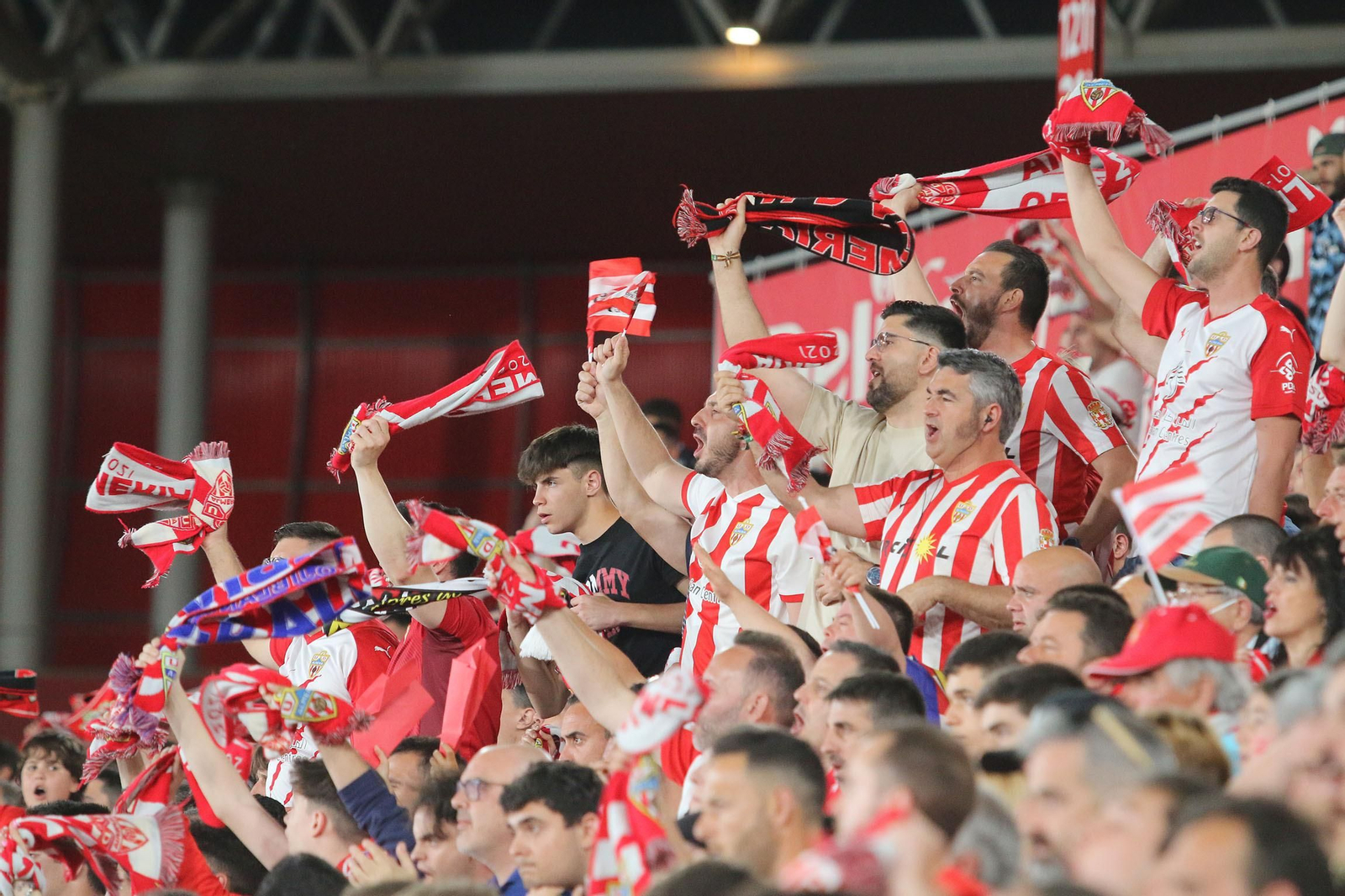 Las imágenes de la decepción de los aficionados del Almería