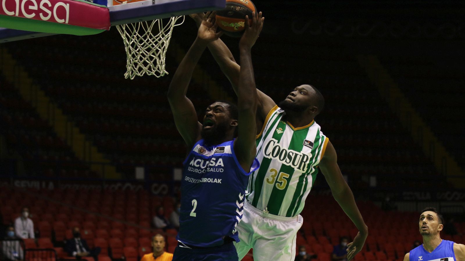 Ndoye trata de taponar a Okouo.