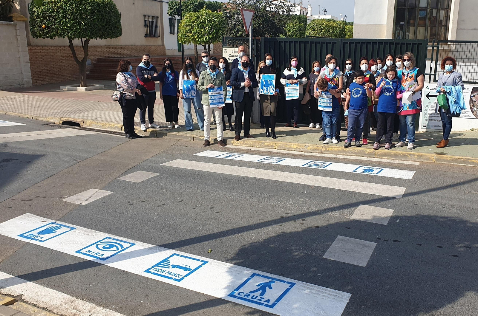 Autoridades y representantes de Ánsares en la inauguración de uno de los pasos.