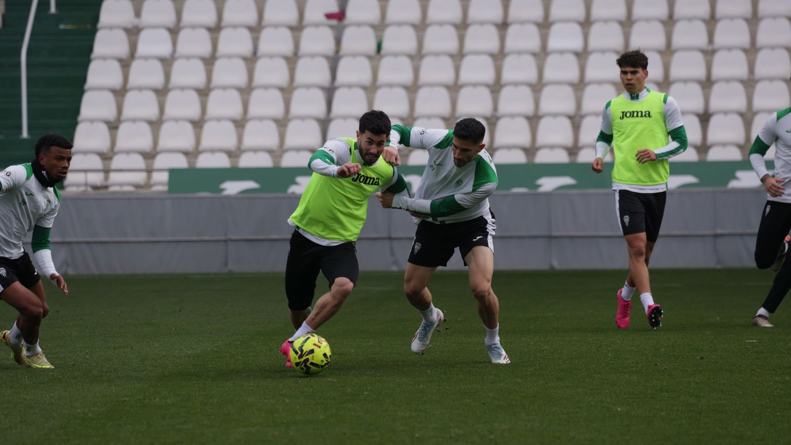 Jacobo es presionado por Albarrán durante un entrenamiento en El Arcángel.
