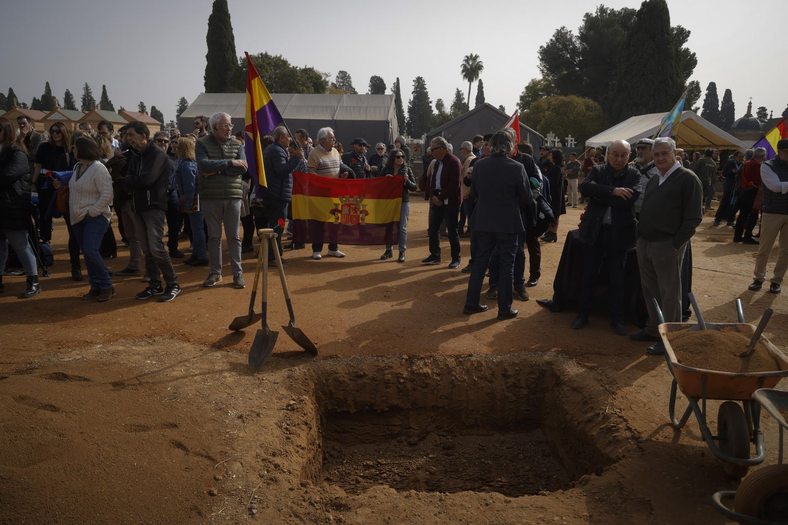 Familiares y miembros de las asociaciones memorialistas, en el cierre de la fosa común de Pico Reja.