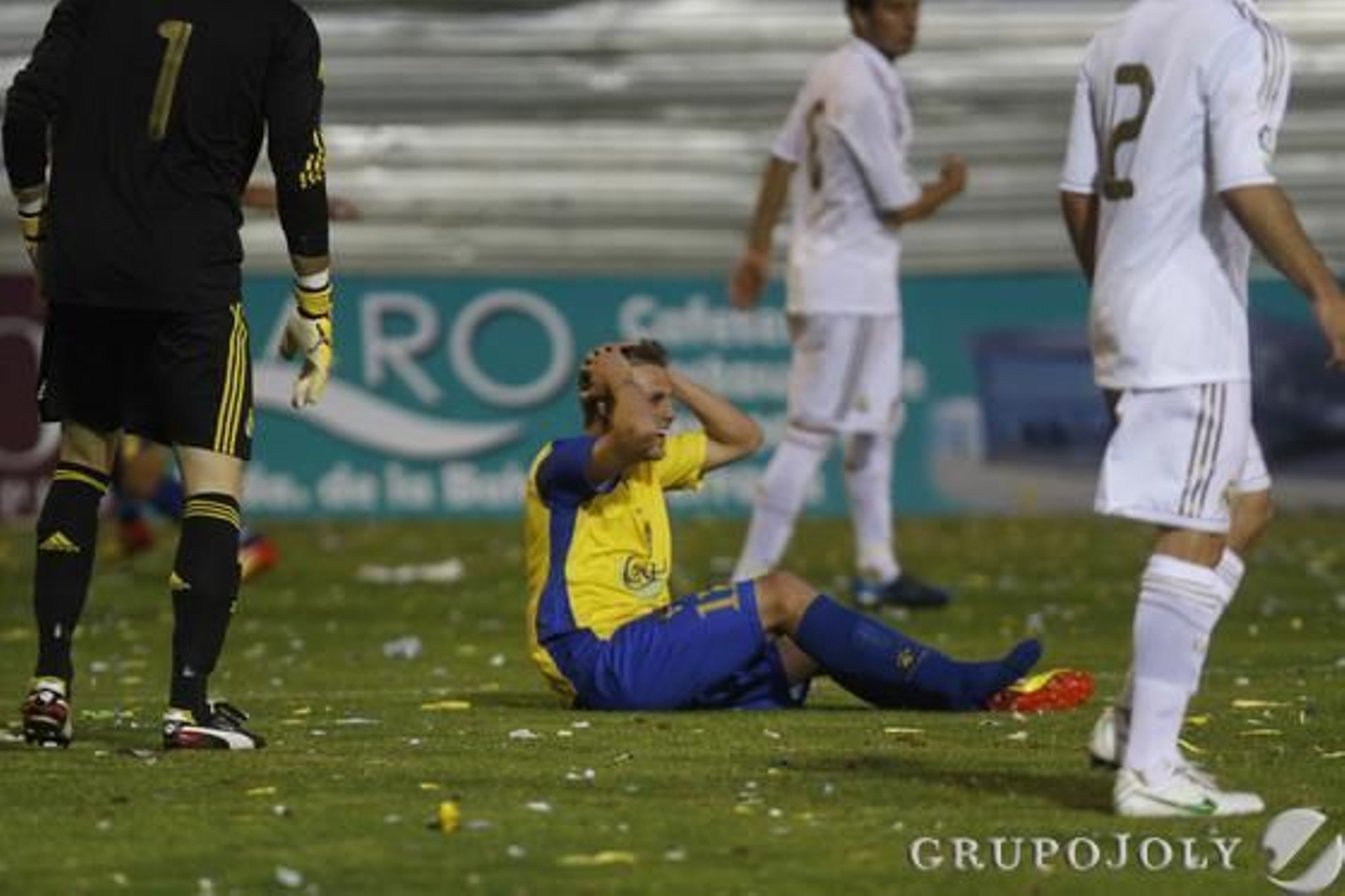 Cases se lleva las manos a la cabeza tras una caída dentro del área. 

Foto: Lourdes de Vicente - Joaquin Pino