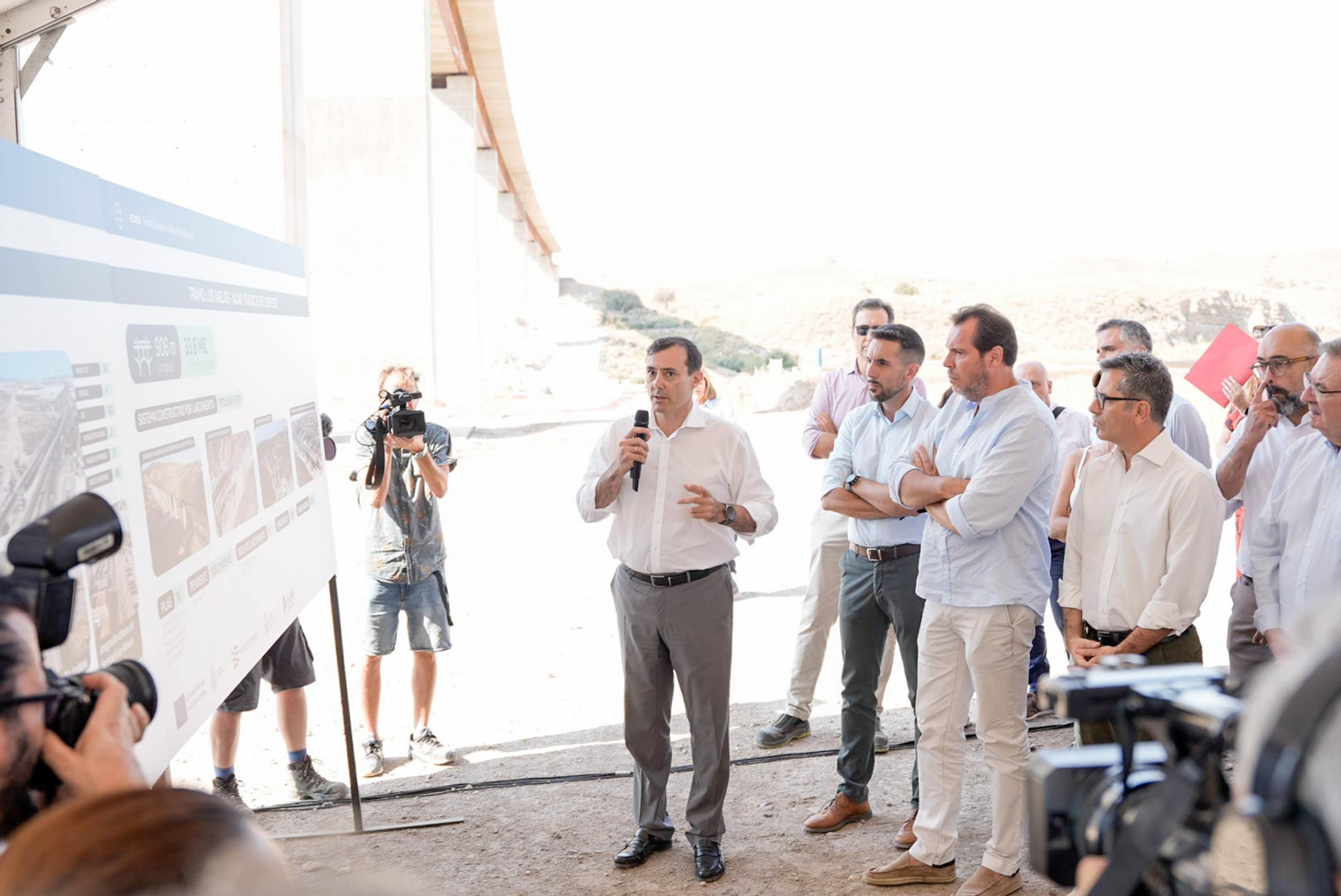 Los ministros Félix Bolaños y Óscar Puente visitan el viaducto de los Feos de Almería