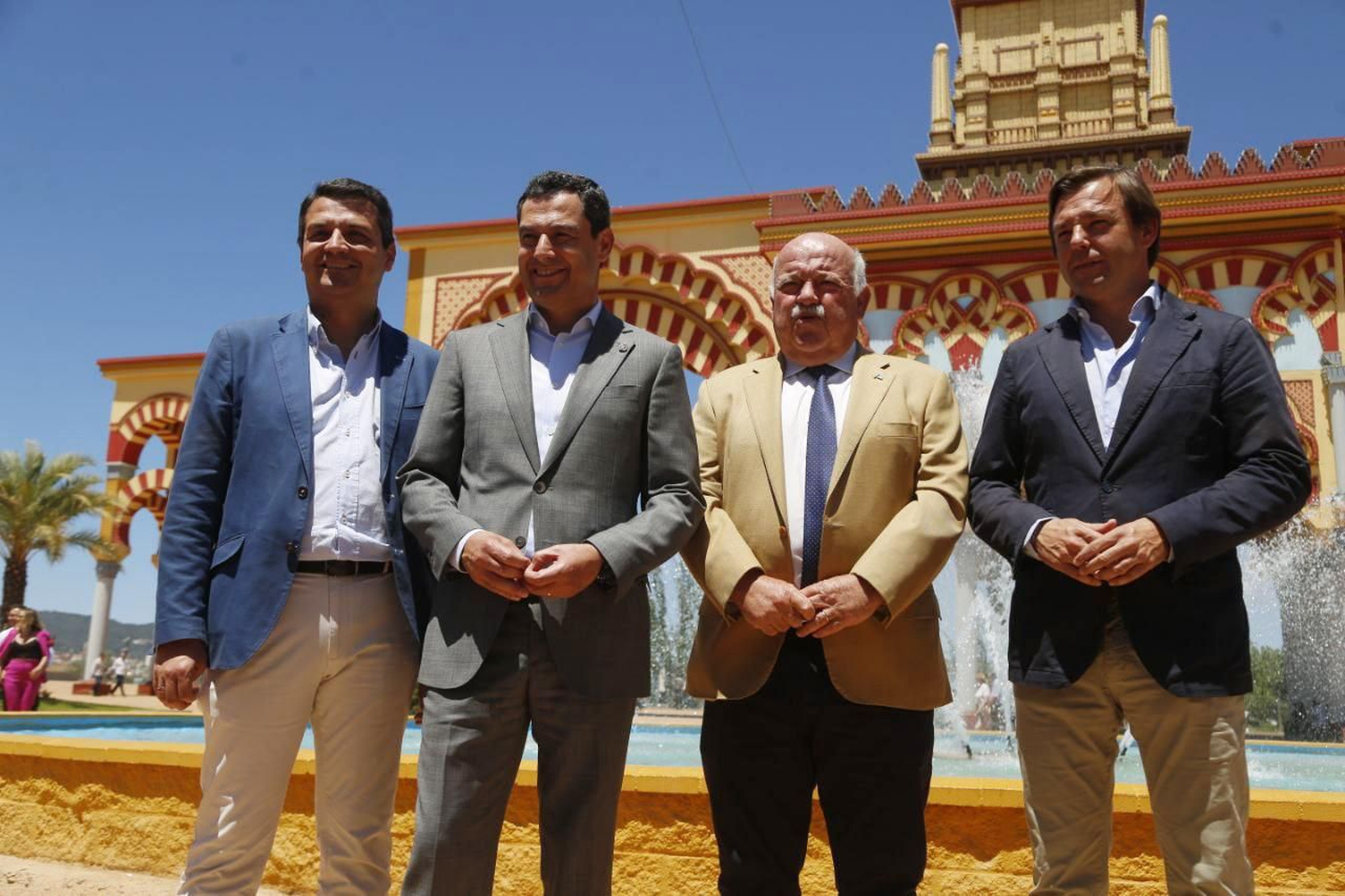 La visita de Juanma Moreno a la Feria de Córdoba, en imágenes
