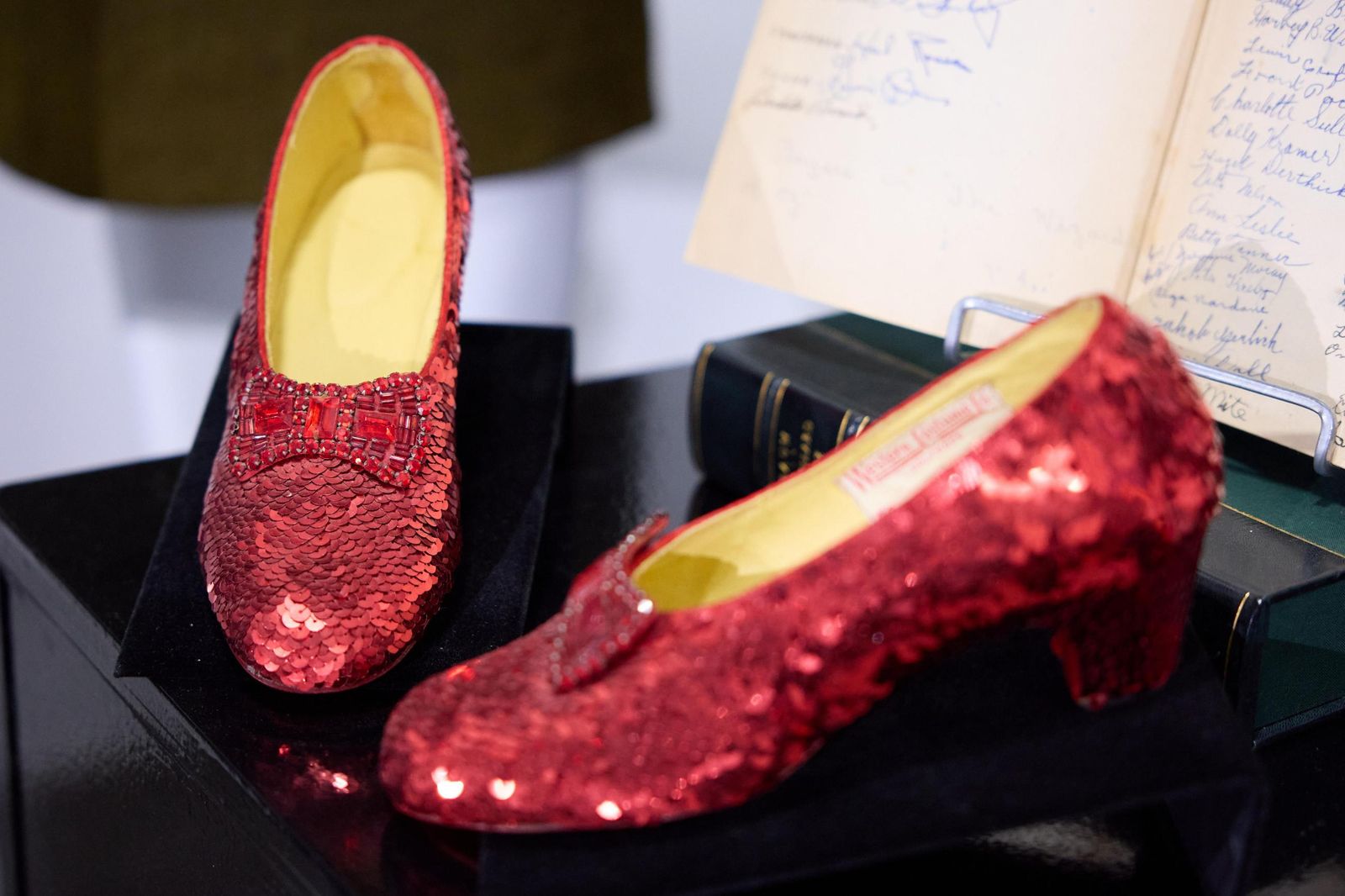 Los zapatos de Dorothy de ‘El mago de Oz’, subastados por 28 millones de dólares