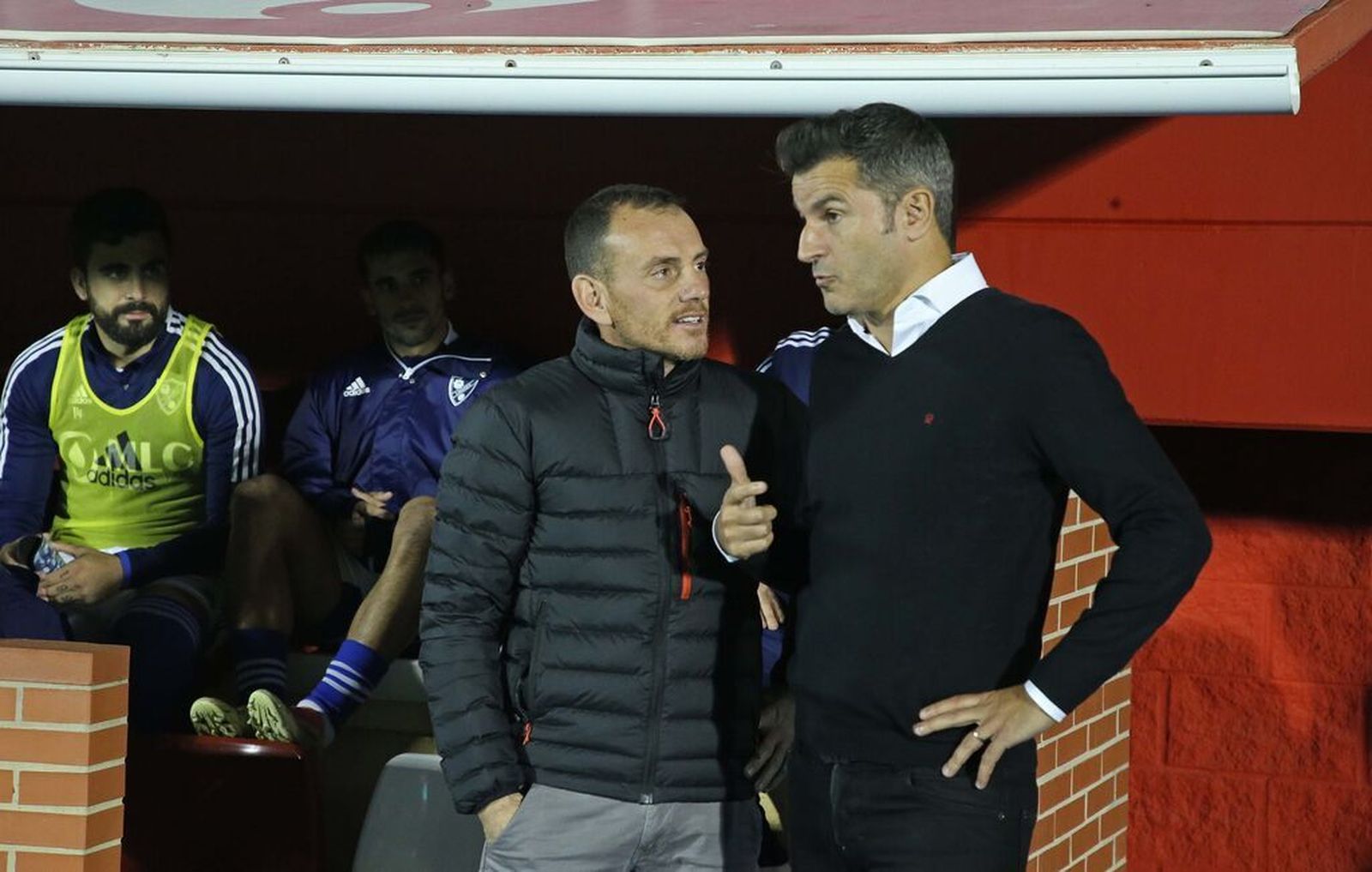 Alberto González charla con Ania en el Nuevo Mirador.