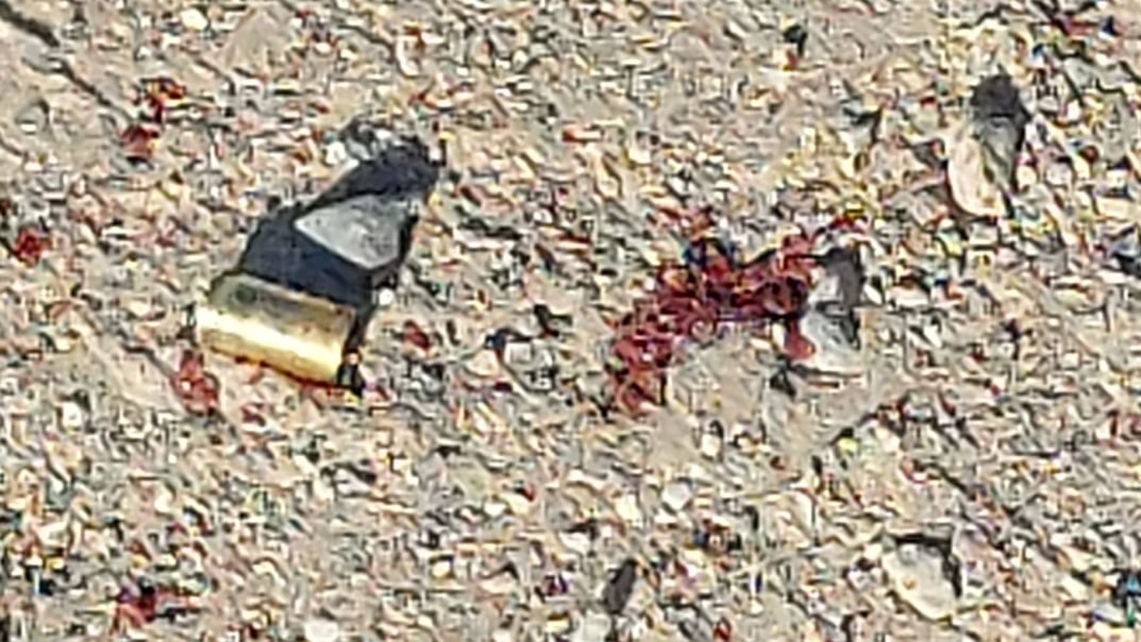 Casquillos de bala y restos de sangre en el lugar del tiroteo.