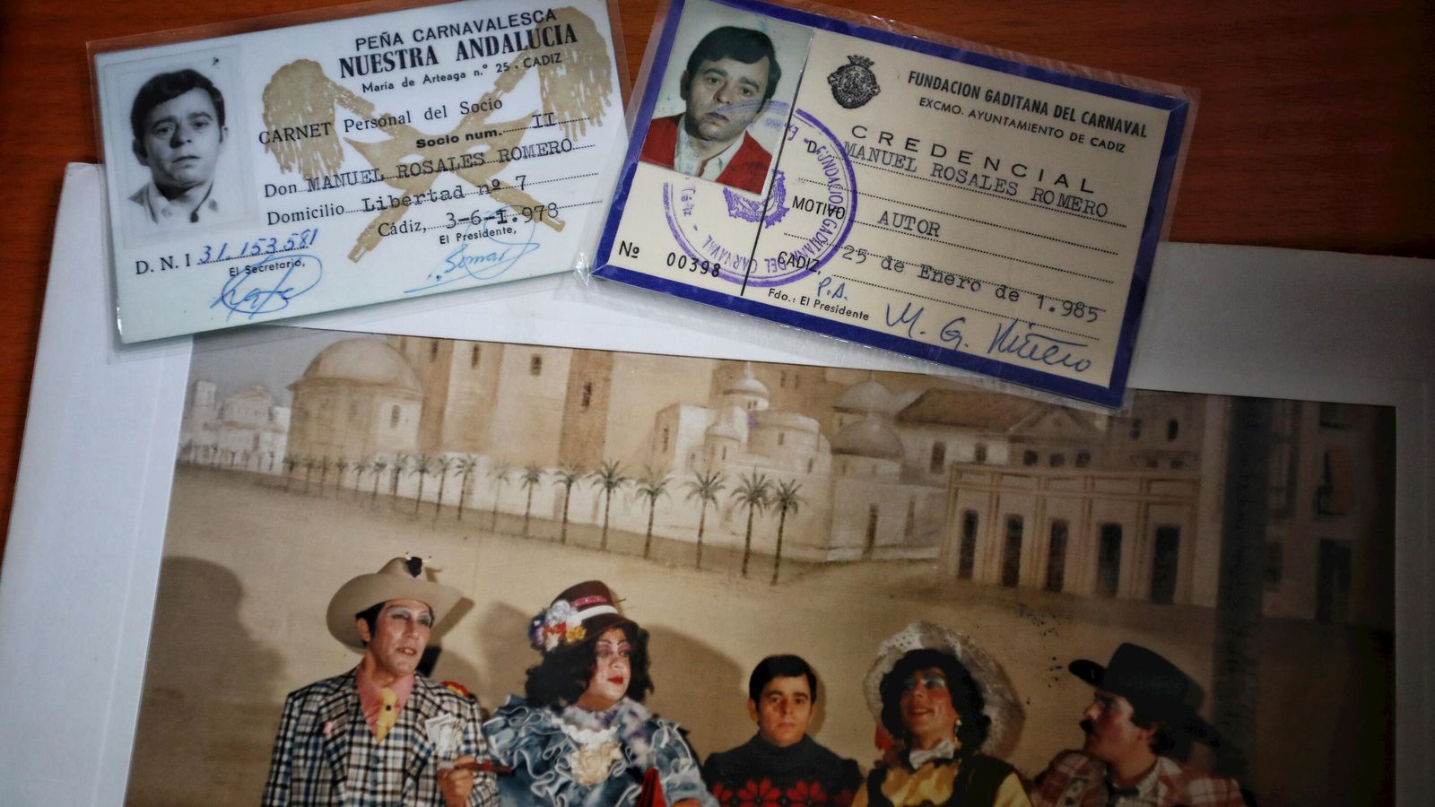 Carné de la peña Nuestra Andalucía y de autor y foto del cuarteto 'Dallas', de 'Agüillo Hijo'.