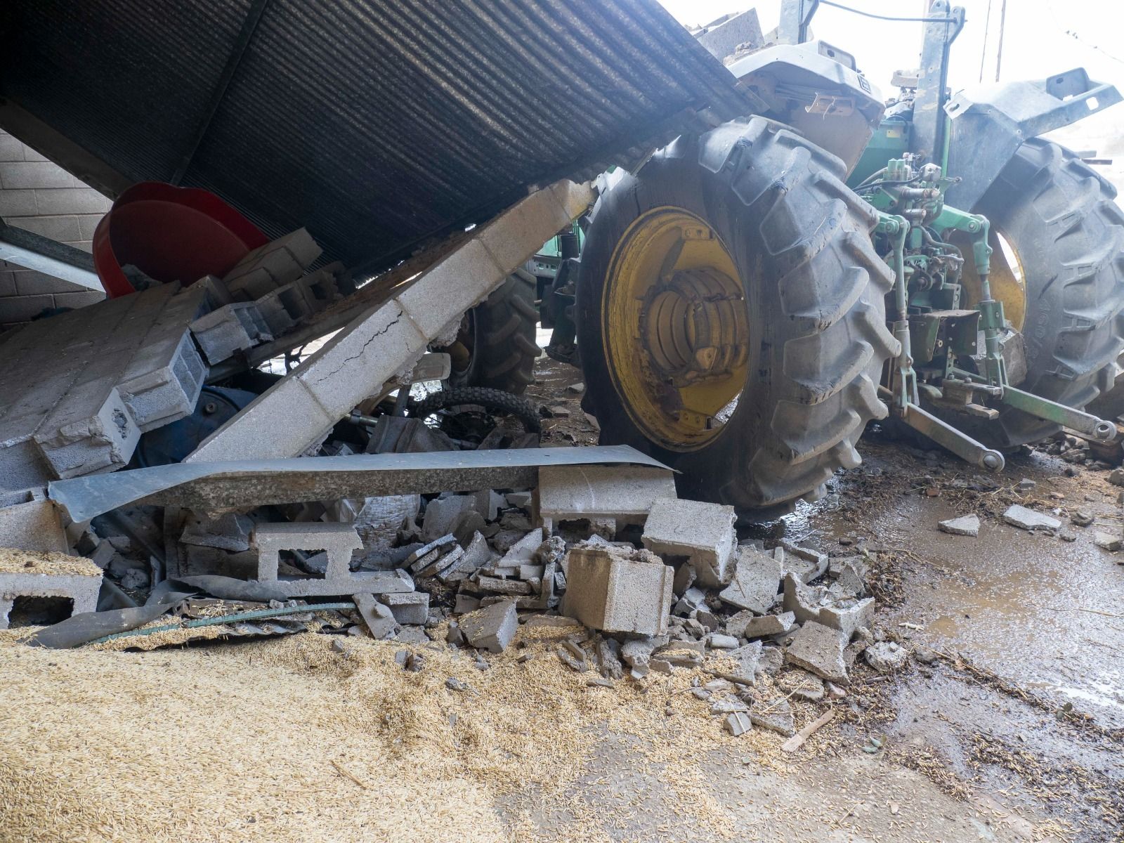 Imágenes de los destrozos provocados por un tornado en Villanueva de los Castillejos