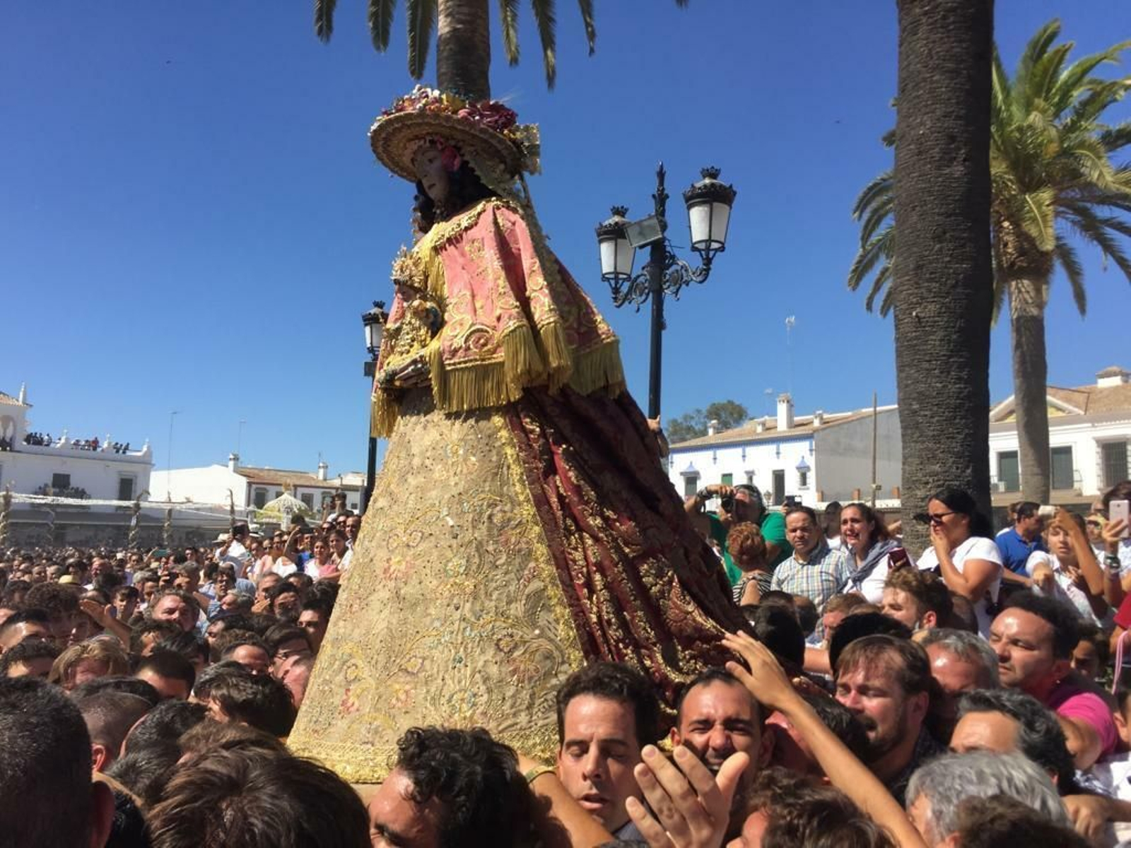 Imágenes de la Venida de la Virgen del Rocío por las calles de la aldea 2019