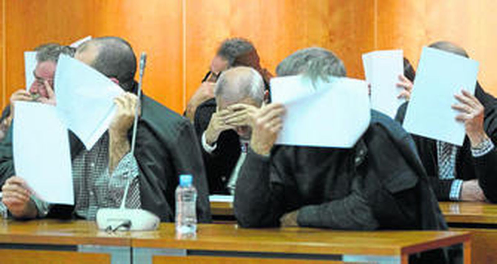 Varios de los guardias civiles que estaban acusados de cobros ilegales a los pasajeros del aeropuerto de Málaga.