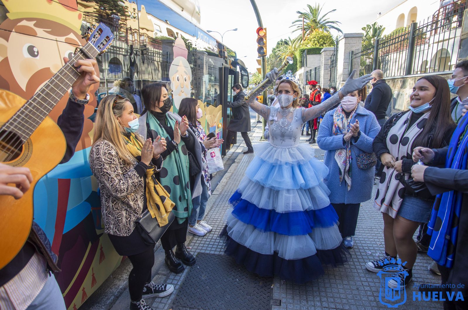 Imágenes de la visita de los Reyes Magos a los hospitales y residencias de mayores de Huelva