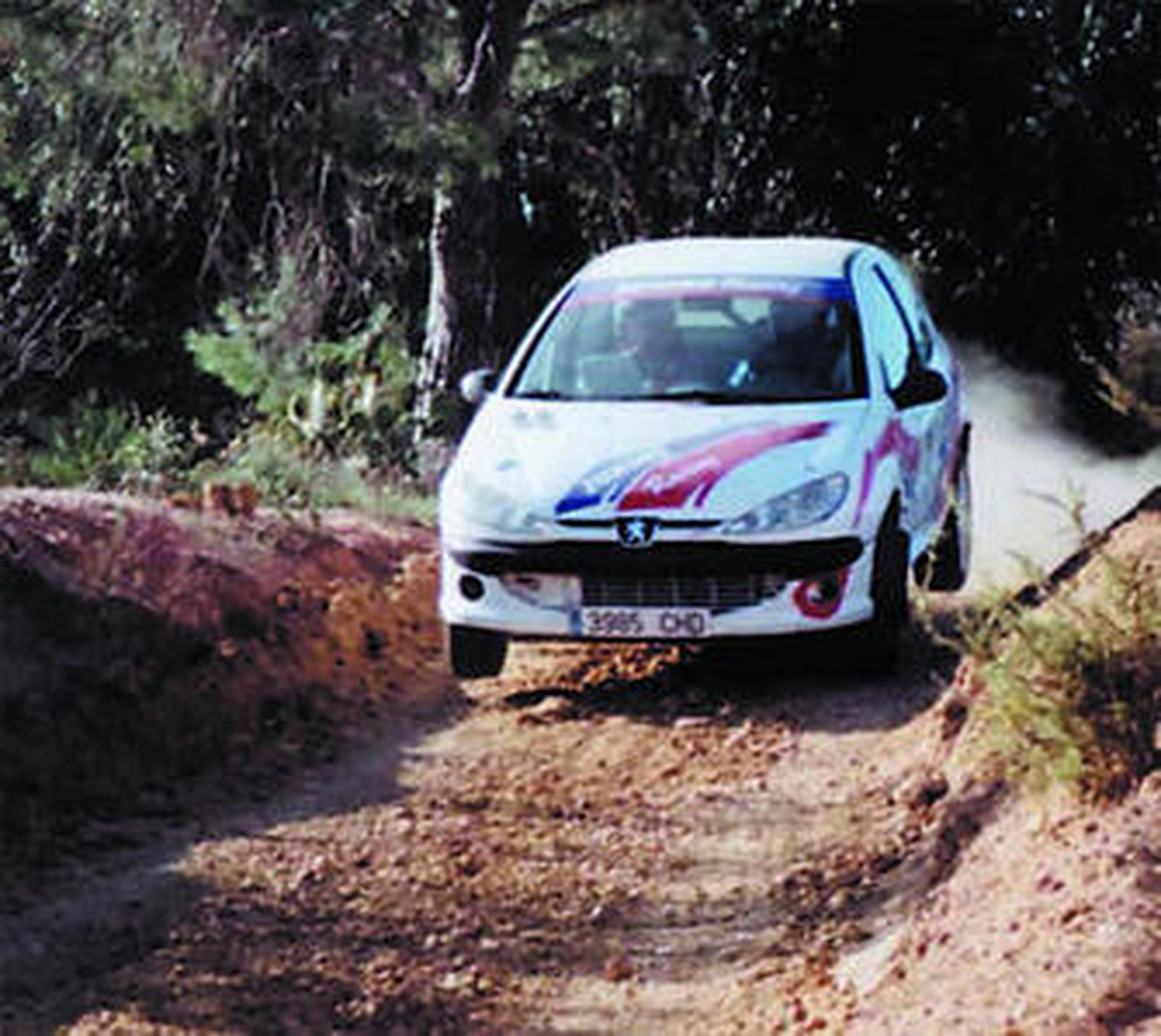 Zunino vuela sobre tierra con su Peugeot en una imagen retrospectiva