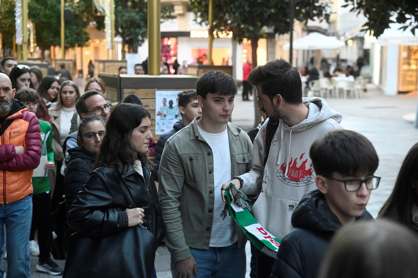 Furor en la tienda del Córdoba CF: las fotos de la firma de autógrafos de Requena, Fomeyem y Adri Fuentes
