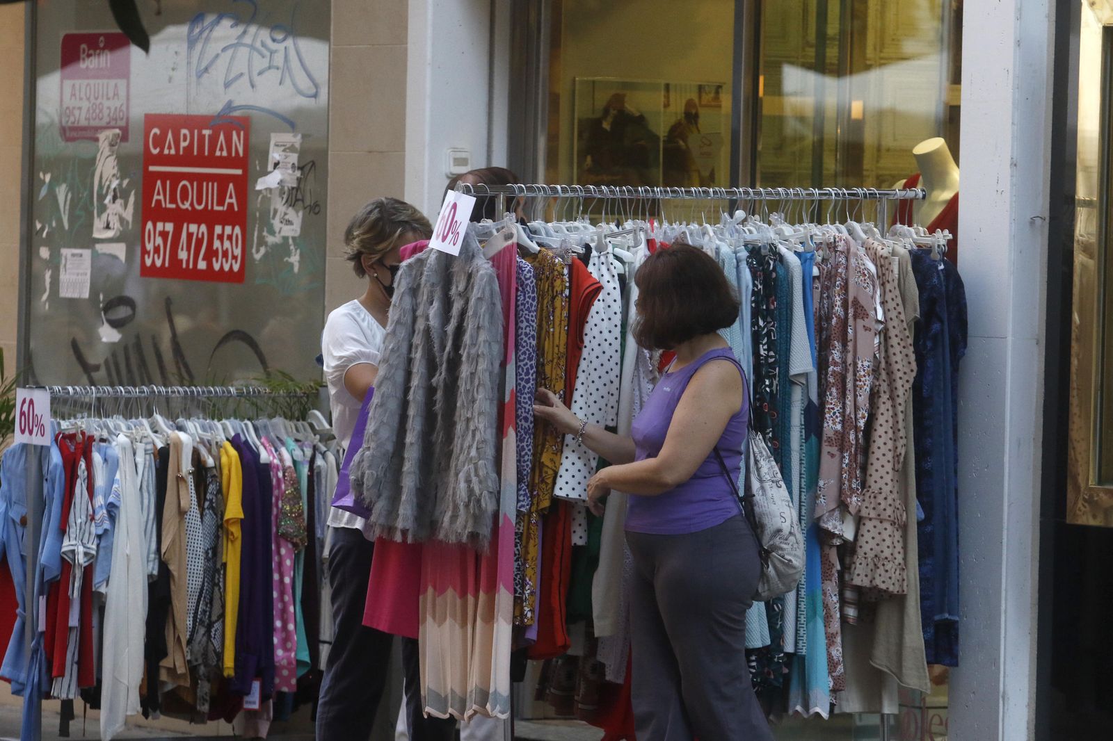 La "noche más larga" del comercio del Centro y la Judería de Córdoba, en fotografías